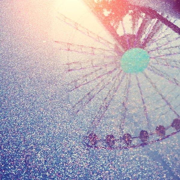 Отражение Колеса Обозрения Луже Асфальте Солнечном Свете — стоковое фото