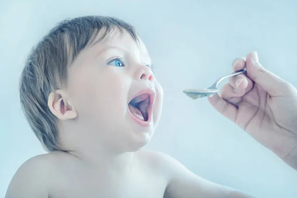 Lindo Niño Rubio Ojos Azules Pequeños Durante Alimentación —  Fotos de Stock