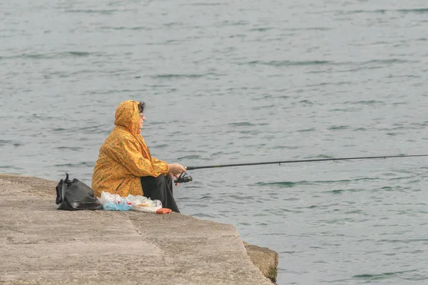 Kotor Montenegro Abril 2017 Una Mujer Con Una Chaqueta Amarilla — Foto de Stock