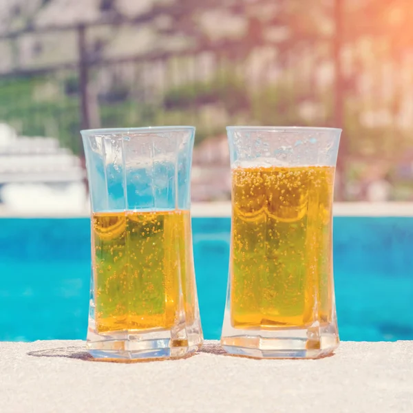 Two Glasses Beer Edge Pool Sunlight — Stock Photo, Image