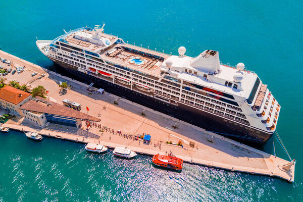 Большой круизный лайнер на пирсе, вид сверху
