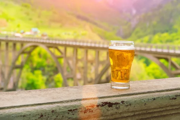 Glas Bier Aan Rand Van Leuning Het Zonlicht — Stockfoto