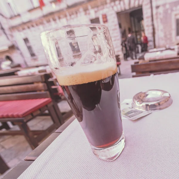 Glas Bier Tafel Van Een Straat Café — Stockfoto