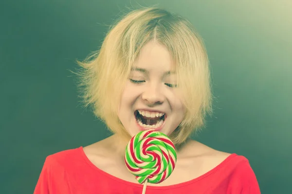 Blond Meisje Tiener Een Rode Blouse Bijt Snoep Een Stok — Stockfoto