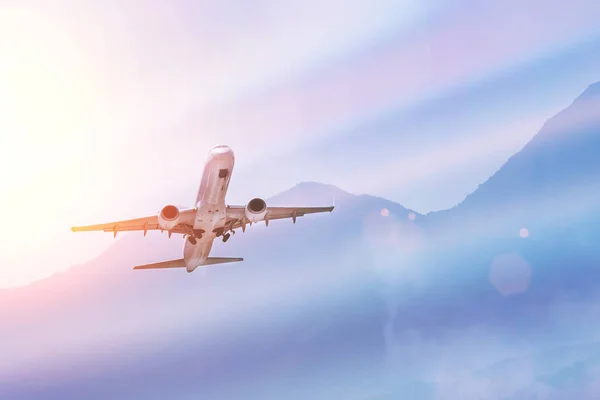 Літак Летить Тлі Гір Сонячному Світлі — стокове фото