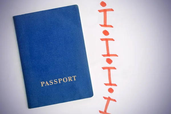 Μπλε Διαβατήριο Δίπλα Ένα Σύμβολο Των Πληροφοριών Γραμμένο Πορτοκαλί Δείκτη — Φωτογραφία Αρχείου