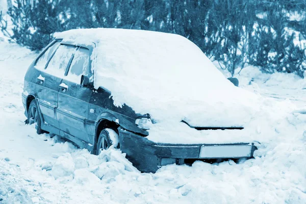 吹雪の中に雪の中で車 — ストック写真