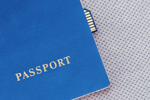 Μπλε Διαβατήριο Την Κάρτα Μνήμης Φόντο Γκρι Ύφασμα — Φωτογραφία Αρχείου