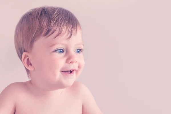 Lachende Blond Jongetje Met Blauwe Ogen Een Roze Achtergrond — Stockfoto