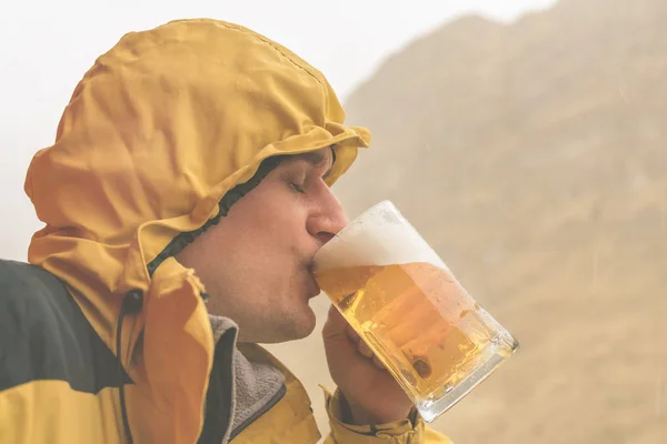 Dospělý Muž Žlutém Kabátku Pije Pivo Džbánu — Stock fotografie