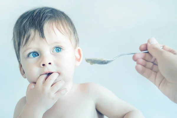 Pequeño Niño Rubio Ojos Azules Durante Alimentación Con Puré Una — Foto de Stock