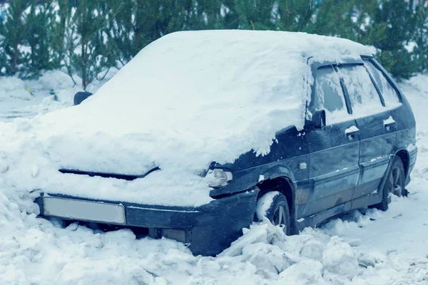 吹雪の時の車が雪で覆われて — ストック写真