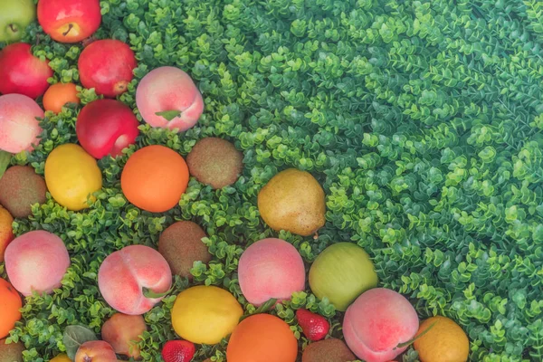 Kleurrijke Vruchten Groen Gras Achtergrond — Stockfoto