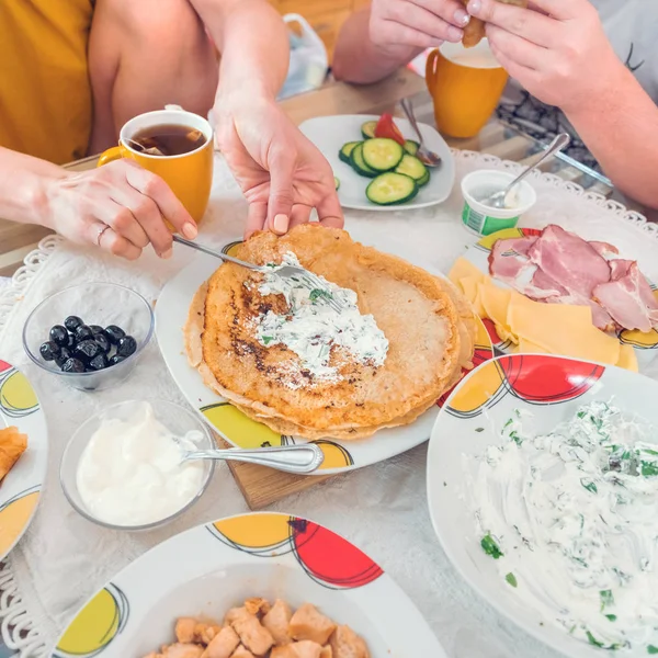 Gente Está Desayunando Mesa Vista Superior Panqueques Con Relleno — Foto de Stock