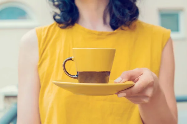 Mujer Con Ropa Amarilla Sostiene Una Taza Amarilla Marrón Con —  Fotos de Stock