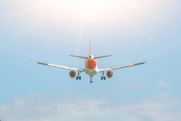 Avião Voando Céu Visão Traseira — Fotografia de Stock