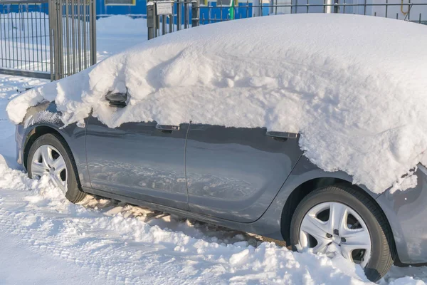 Παρκαρισμένο Αυτοκίνητο Γκρι Καλυμμένα Χιόνι — Φωτογραφία Αρχείου