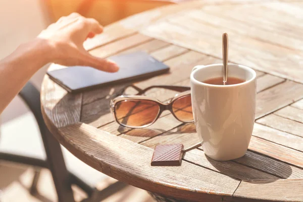 Mesa Redonda Madera Con Una Taza Gafas Sol Pedazo Chocolate —  Fotos de Stock