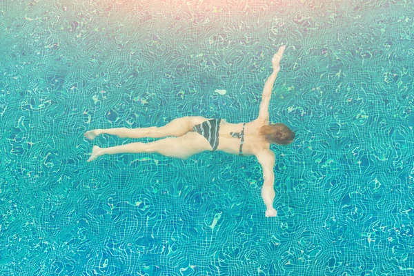 Mujer Nadando Bajo Agua Piscina Luz Del Sol —  Fotos de Stock