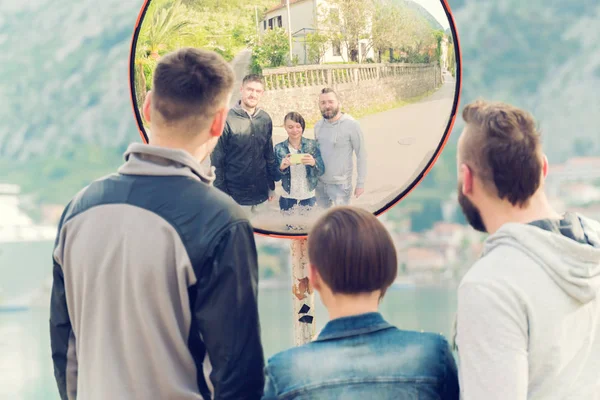 Группа Молодых Людей Фотографирует Свое Отражение Круглом Зеркале — стоковое фото