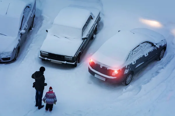 Vista Dall Alto Uomo Bambino Vicino Alle Auto Coperte Neve — Foto Stock