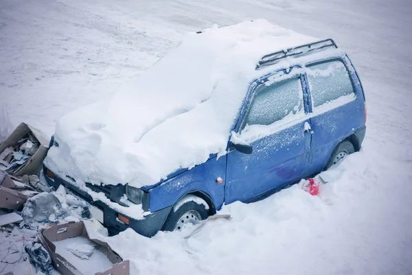 Vista Superior Carro Coberto Neve Perto Uma Lata Lixo Tonificado — Fotografia de Stock