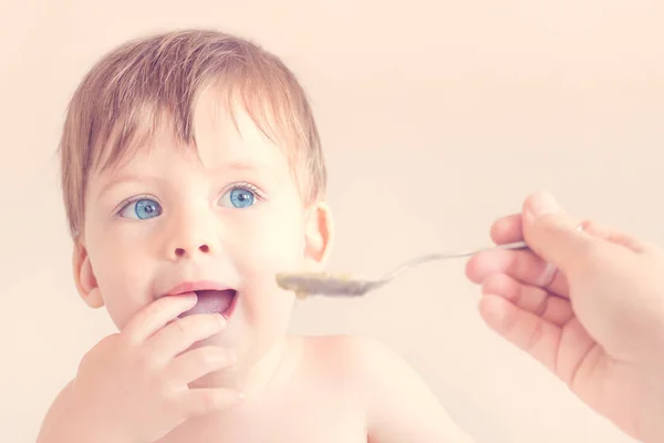 Lindo Niño Rubio Ojos Azules Pequeños Durante Alimentación Con Puré — Foto de Stock