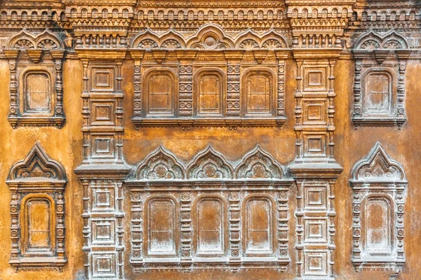 Bassorilievo Delle Finestre Sulla Parete Gialla Del Vecchio Edificio — Foto Stock
