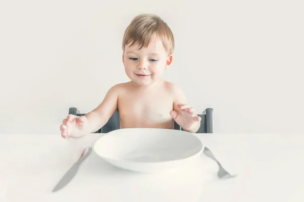 Muchacho Rubio Hambriento Sentado Mesa Con Plato Blanco Vacío Tenedor —  Fotos de Stock