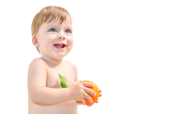 Lachende Blauwogige Jongetje Houden Een Sinaasappel Een Witte Achtergrond Geïsoleerd — Stockfoto