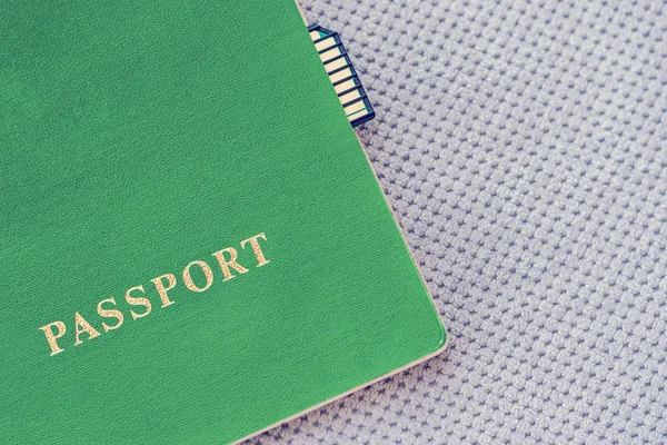Πράσινο Διαβατήριο Την Κάρτα Μνήμης Φόντο Γκρι Ύφασμα — Φωτογραφία Αρχείου