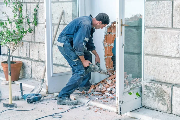 Kotor Montenegro Abril 2017 Construtor Com Uma Broca Faz Buraco — Fotografia de Stock