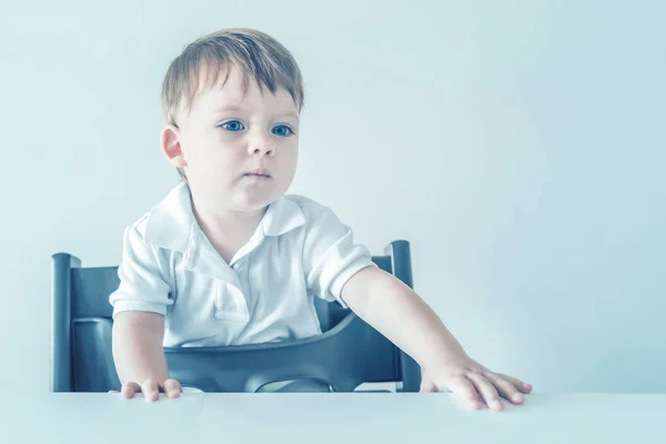 Retrato Menino Loiro Com Olhos Azuis Sentado Mesa — Fotografia de Stock