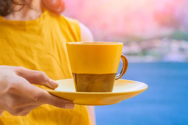 Mujer Con Ropa Amarilla Sostiene Una Taza Amarilla Marrón Con —  Fotos de Stock