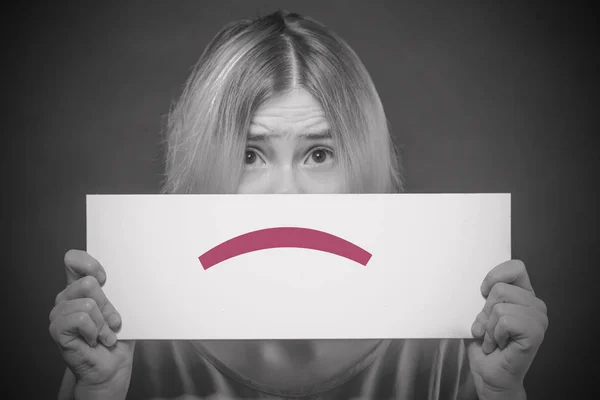 Ragazza Bionda Spaventata Adolescente Che Copre Viso Con Poster Bianco — Foto Stock