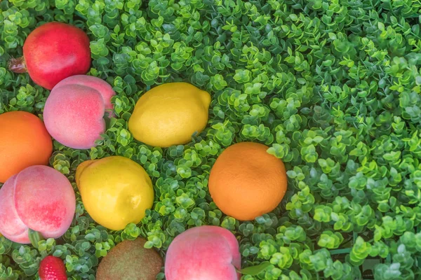 Bunte Früchte Auf Grünem Gras Hintergrund Früchte Mischen — Stockfoto