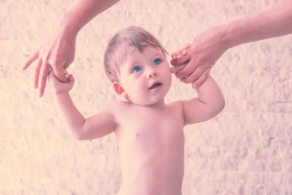 Schattige Blauwogige Babyjongen Eerste Stappen Met Behulp Van Moeder Toned — Stockfoto