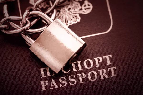 Rosyjskie Paszporty Pokryte Łańcuch Zamkiem Złote Stonowanych — Zdjęcie stockowe