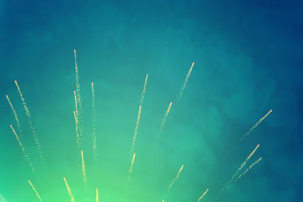 Grüner Funken Zündet Feuerwerk Blauen Himmel — Stockfoto