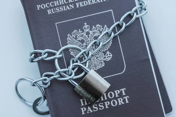 Rosyjskie Paszporty Pokryte Łańcuch Zamkiem Złote Stonowanych — Zdjęcie stockowe