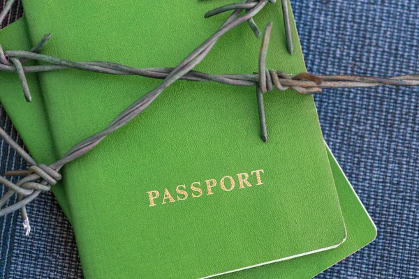 Green Passport Πίσω Από Αγκαθωτά Σύρματα Φόντο Μπλε Κλωστοϋφαντουργίας Φράζω — Φωτογραφία Αρχείου