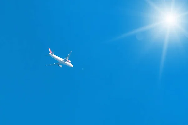 Самолет Голубом Небе Солнцем — стоковое фото