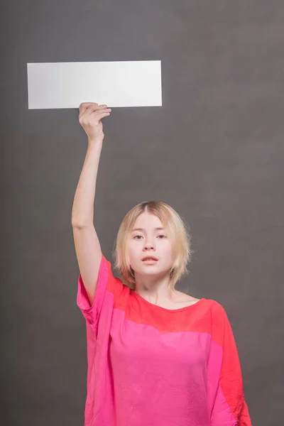 Blond Flicka Tonåring Röd Blus Håller Tom Vit Affisch Ovanför — Stockfoto