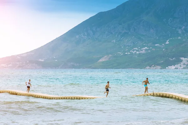 Budva Montenegro Abril 2017 Pessoas Correndo Cais Flutuante — Fotografia de Stock