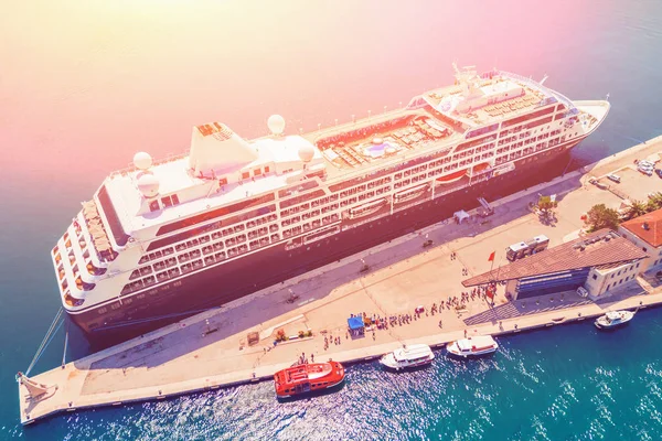 Groot Cruiseschip Pier Het Zonlicht Bovenaanzicht — Stockfoto