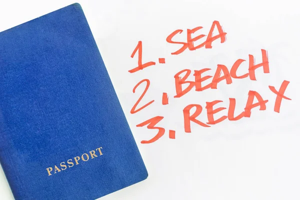 Μπλε Διαβατήριο Δίπλα Από Λίστα Θάλασσα Παραλία Χαλαρώστε Γραμμένο Πορτοκαλί — Φωτογραφία Αρχείου