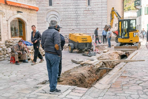 Kotor Montenegro Abril 2017 Pequeña Excavadora Cavando Una Zanja Una — Foto de Stock