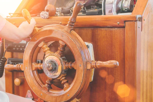 Captain Χέρι Κρατά Ένα Ξύλινο Πλοίο Του Τιμόνι Στο Φως — Φωτογραφία Αρχείου