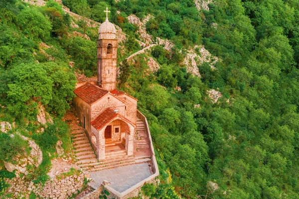 Krásný Starobylý Kostelík Horách — Stock fotografie