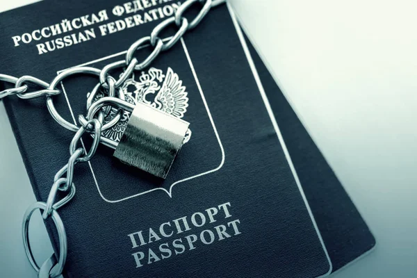 Російські Паспорти Покриті Ланцюжок Золотий Замком Тоноване — стокове фото